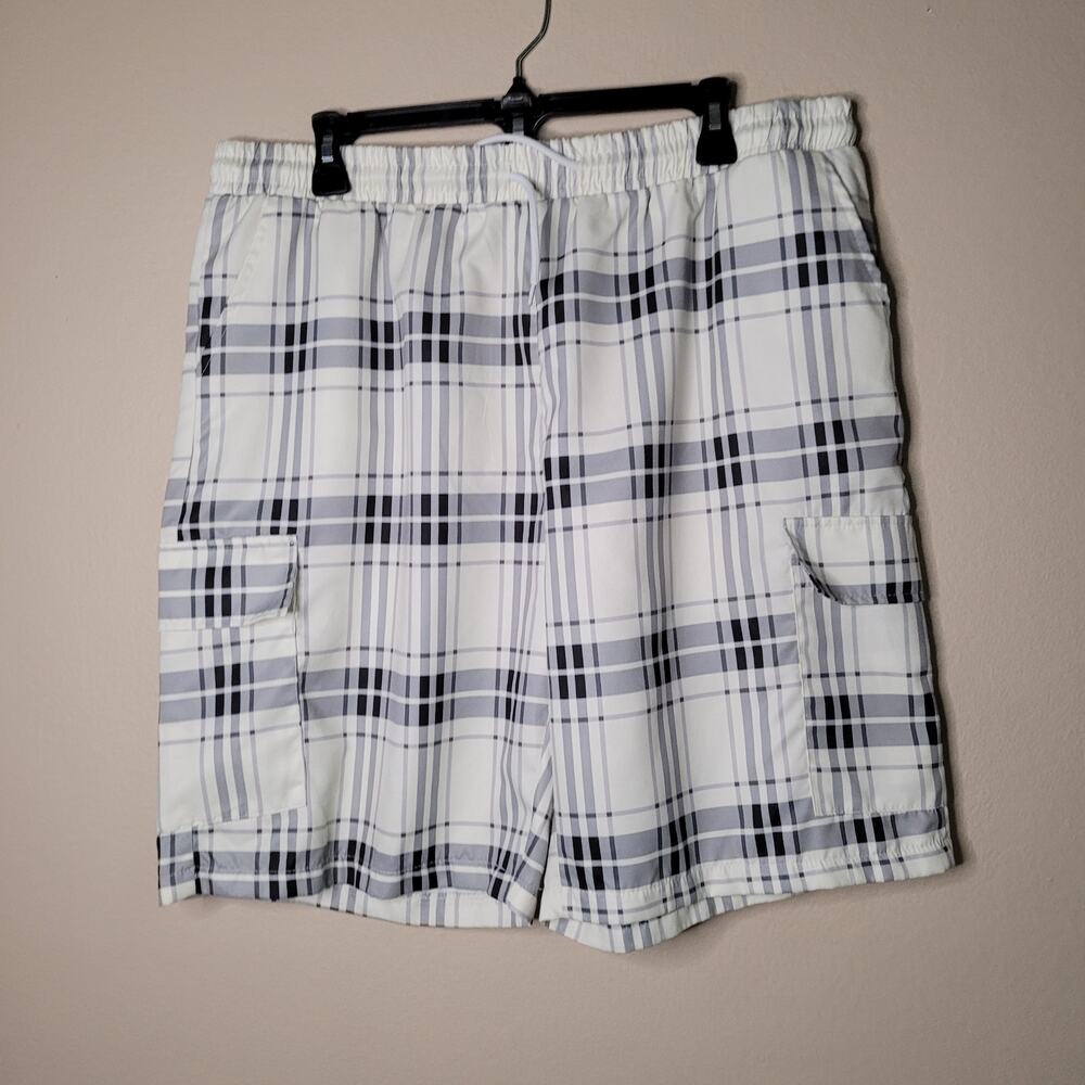 Stylish Manfinity Men's 2XL White Gray Plaid Cargo Shorts